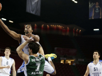 Anadolu Efes çok farklı: 77-57