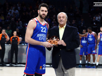 Micic received MVP Award from Tuncay Özilhan…