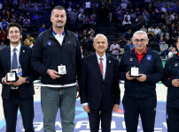 Anadolu Efes Spor Kulübü’nden Çalışanlarına Plaket...