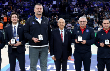 Anadolu Efes Spor Kulübü’nden Çalışanlarına Plaket...