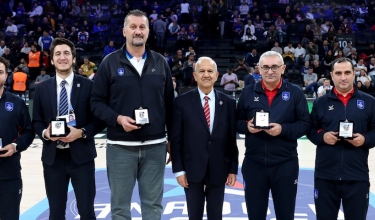 Anadolu Efes Spor Kulübü’nden Çalışanlarına Plaket...